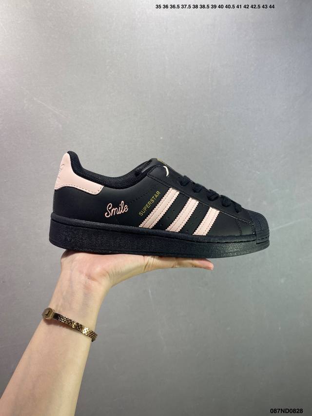 Ad Originals Superstar 经典复古贝壳头板鞋 Eg4959 诞生于1969年 是第一双将全皮面鞋 身与橡胶鞋头结合在一起的低帮篮球鞋 Sup