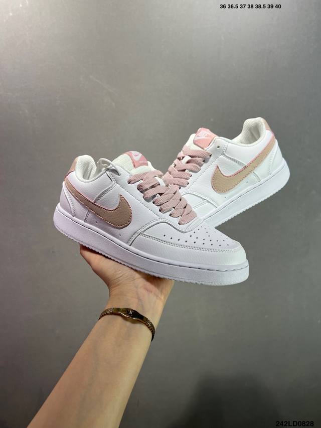 Nike Court Vision Low 受1980年代中期趋势的启发，Nikecourt Vision Low是一款融合了复古篮球风格的混合运动鞋，适用于现
