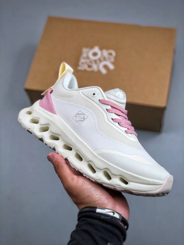 On昂跑 Cloudtilt 2.0 户外街头机能风跑步鞋 Cloud Hi Edge户外机能融合街头潮流越界开启全新都市探索 货号：3We10692989 尺