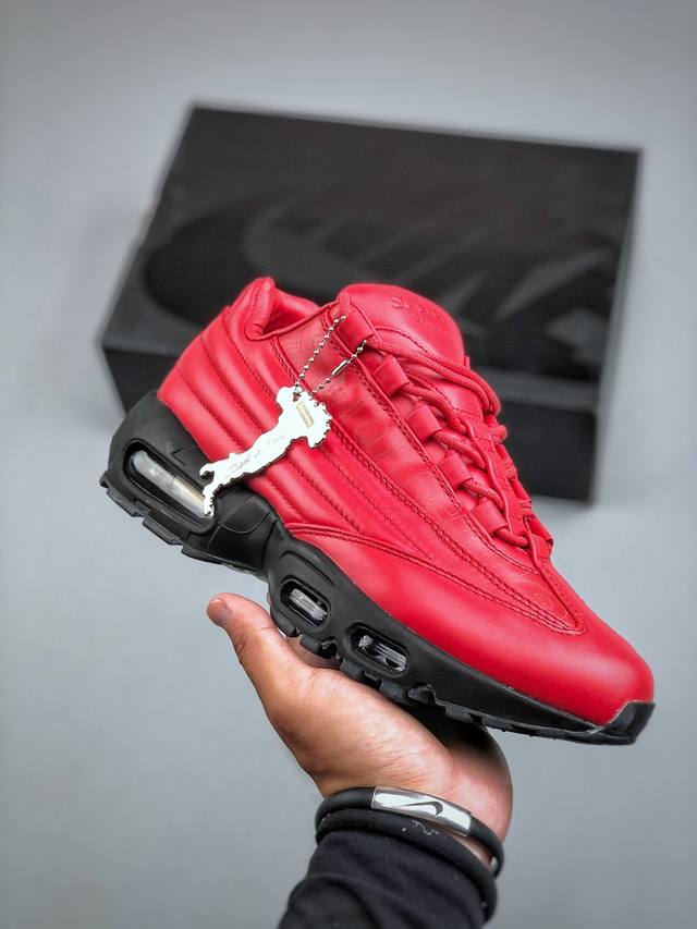 Nike Air Max 95 Lux Supreme 耐克 气垫复古慢跑百搭鞋休闲运动鞋 这双鞋采用前脚掌开窗式气垫 这种设计在当时是前所未有的 鞋带孔的设计