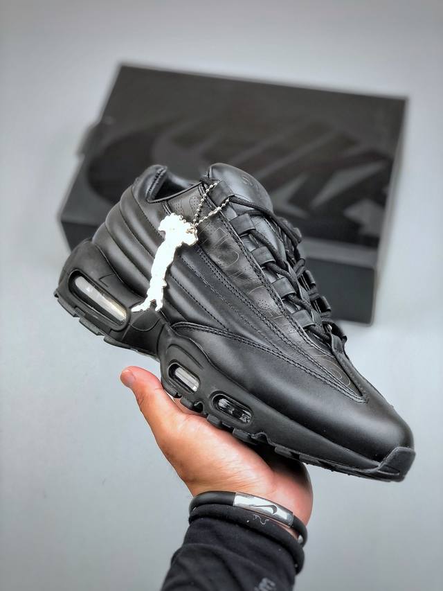 Nike Air Max 95 Lux Supreme 耐克 气垫复古慢跑百搭鞋休闲运动鞋 这双鞋采用前脚掌开窗式气垫 这种设计在当时是前所未有的 鞋带孔的设计