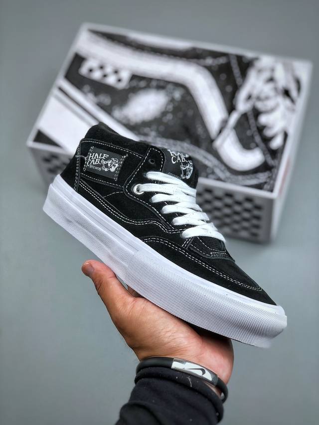 Vans Half Cab为传奇滑冰运动员Steve Caballero的签名鞋带来经典外观这款中帮滑板鞋流线型且经久耐用，鞋面采用毛绒绒面革和皮革材料混合制成