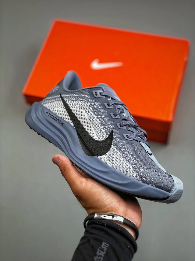 Nike Flex Plus Pegasus Plus 舒适跑鞋网面透气跑步鞋 兼顾迅疾外观和稳固脚感 后跟覆面和中足动态支撑巧妙融合 缔造稳定顺畅的迈步体验