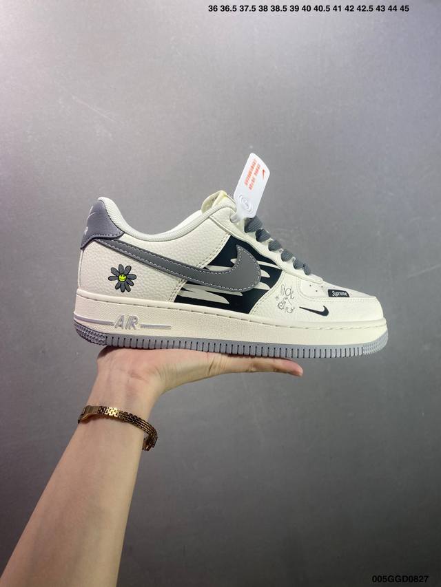 公司级Supreme X Nike Air Force 1 涂鸦米灰勾 此款主张打破传统的工业化流水线设计限制，以Made By Ideas的超级创意为理念，集