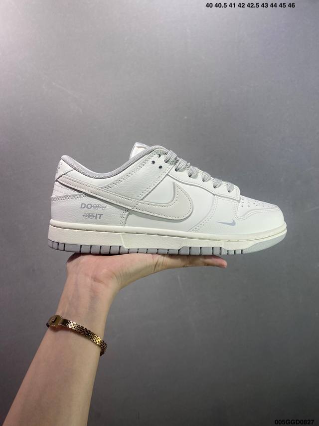 公司级Nike Dunk Low 此款以极简白魂打底，磨砂质感拼接哑光皮革，视觉层次如双押韵脚，灰色Swoosh划破旋律爆点，不张扬，却藏不住高级感。粗粝绑绳诠