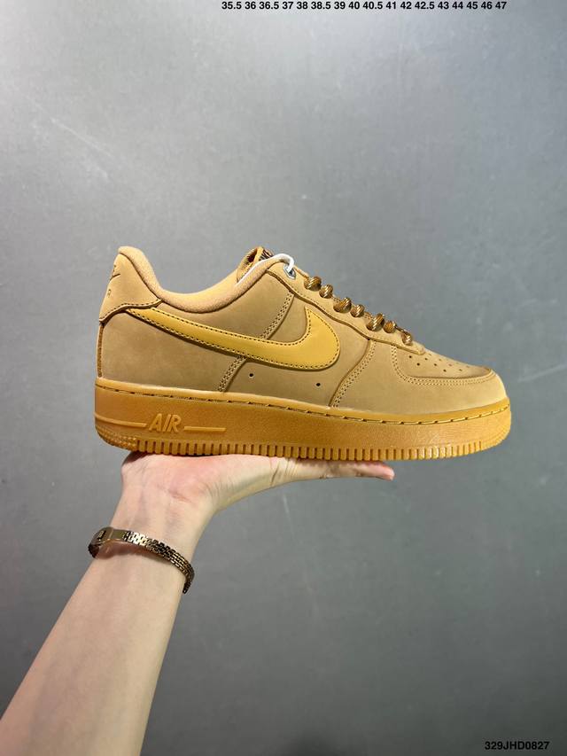 公司级Nike Air Force 1 Low 空军一号 Af1 低帮百搭休闲运动板鞋。柔软、弹性十足的缓震性能和出色的中底设计，横跨复古与现代的外型结合，造就