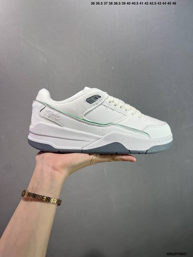 Air Jordan Flight Court 乔丹低帮复古篮球鞋 设计简约又不失复古韵味 鞋内的鞋垫柔软且有弹性 能够很好地缓冲落地时的冲击力 鞋面的材质贴合