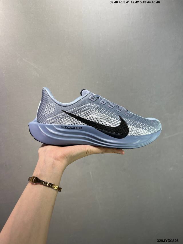 公司级Nk Zoom Pegasus Plus 超级飞马涡轮增压马拉松慢跑鞋 Fq7262 在设计上延续了原版鞋款的经典风格，向 Pegasus Turbo 致
