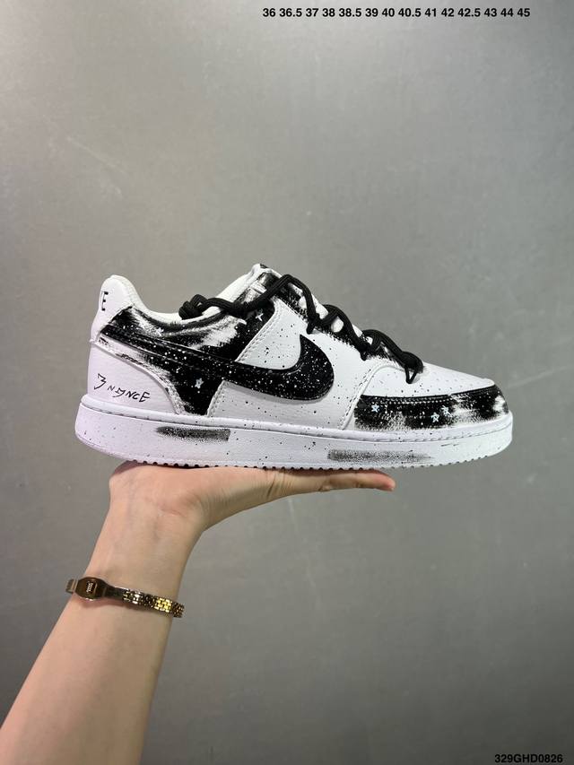 公司级Nike Court Vision 1 Low“幻影十字架” 手绘涂鸦定制板鞋 幻影十字架常作为一种印花图案出现，具有独特的视觉效果。将幻影十字架与梵文、