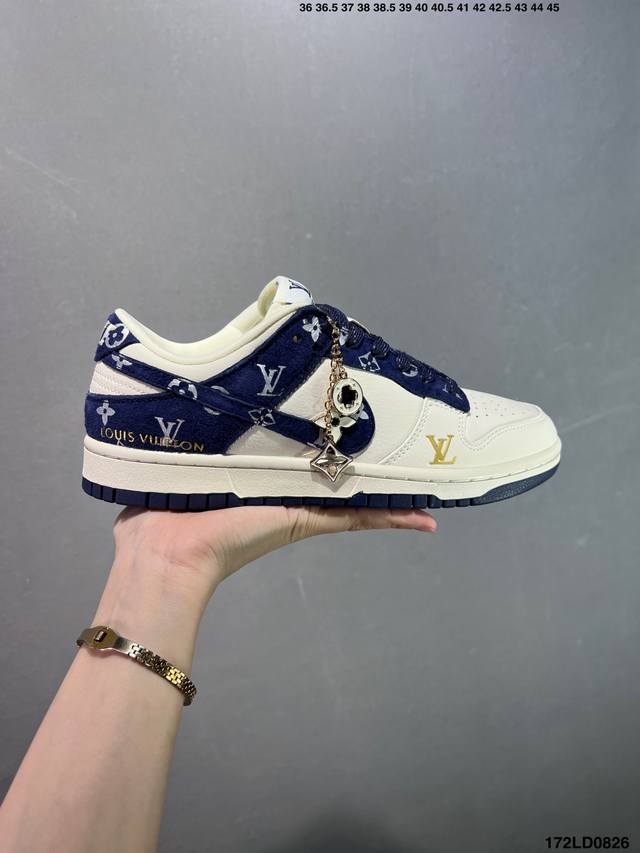 Nike Dunk Sb Low 定制配色 定制Dunk Sb顾名思义，具有经典的Dunk血缘，又注入了更多的时尚元素。相较于普通的Dunk滑板鞋，改良版的Du