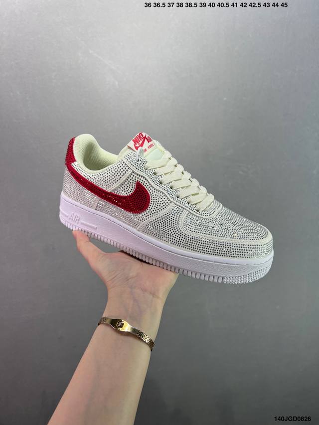 真标耐克Nike Air Force 7 空军一号低帮百搭休闲运动板鞋。柔软、弹性十足的缓震性能和出色的中底设计，横跨复古与现代的外型结合，造就出风靡全球三十多