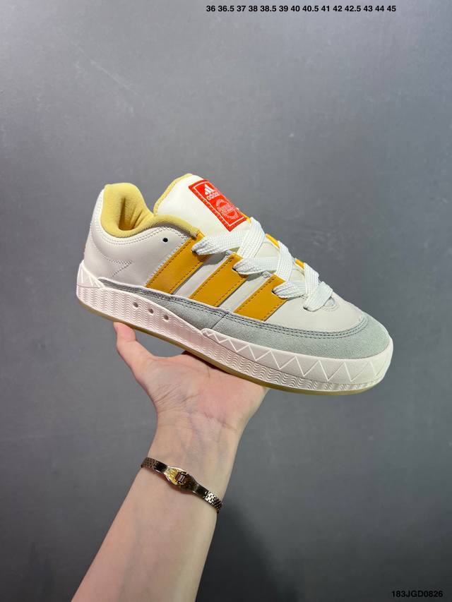 Adidas Adimatic Low 马蒂奇系列低帮 复古鲨鱼面包鞋运动休闲滑板板鞋 整个鞋面由色彩艳丽的麂皮制成 搭配品牌标志性大尺寸三条纹 Logo 超宽