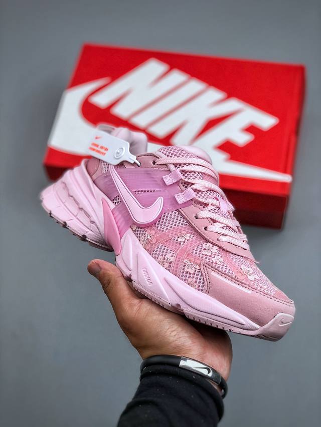 Nike V2K Run跑步鞋复古风潮 网面透气运动鞋 粉色 紧致的鞋面材质提供良好的包裹性 货号:Hj5269 600 尺码:36-40 半