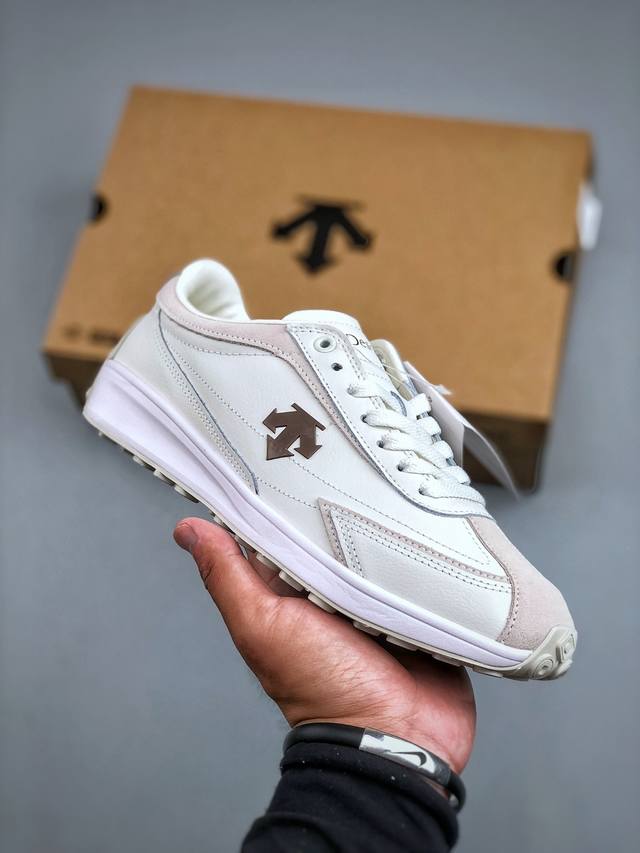 迪桑特Descente Sport Style系列 Chron Racer复古风 运动休闲鞋 复古运动鞋透气休闲鞋 轻松方便设计 搭配轻质弹性鞋底 脚感舒适 设