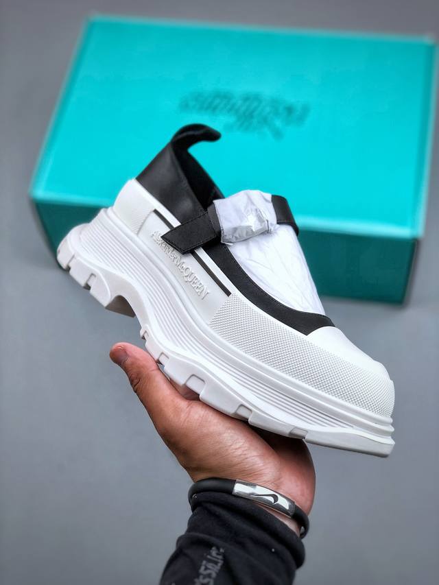 Alexander Mcqueen 麦昆 亚历山大麦昆亚历山大凉鞋 2025春夏首发 鞋子独特的个性增加十足的魅力，上脚超有风范 鞋面采用定制原版皮。色泽温润。