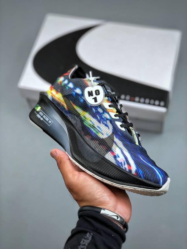 Nike Vaporfly Next%4 Prm 减震马拉松跑步鞋 整体采用前作的设计语言，并且对后者的细节进行升级，马拉松和长距离路跑的性能极限设计而生。货号