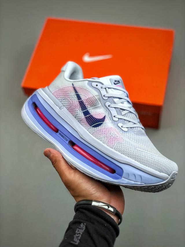 Nike Vomero Premium 耐克 飞马 舒适减震防滑 低帮跑步鞋全掌Reactx泡绵中底 前掌和后跟还配备了Air Zoom气垫单元 据说跑起来更快