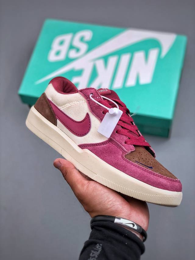 Nike Sb Force 58 耐克 低帮休闲板鞋是一款将前沿创新带入街头的单品 它具有硫化杯底 具有出色的耐用性和灵活性 使用帆布和绒面革 在饰面上放置通风