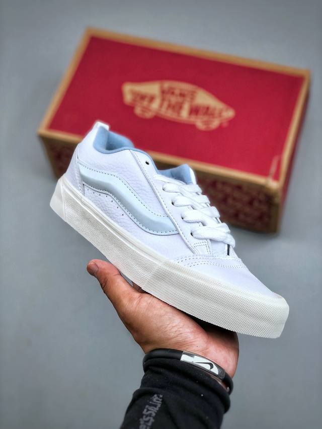 Z Vans Classics Knu Skool 范斯官方 荔枝纹全白皮面蓝色内里面包鞋 Vans超火的土豆鞋，复古经典，鞋头放大、包边上移加厚、鞋舌加厚。V