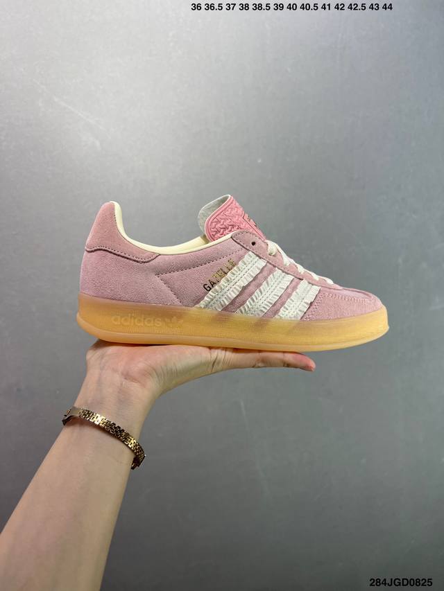 公司级Adidas Originals Gazelle Indoor 三叶草休闲防滑耐磨低帮板鞋 鞋头出色设计 塑就出众贴合感 稳固的后跟贴合足部曲线设计 软弹