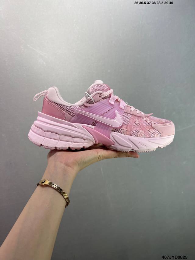 公司级Nike V2K Run跑步鞋复古风潮 网面透气运动鞋 灰银紧致的鞋面材质提供良好的包裹性鞋侧 Swoosh以及鞋头部分搭配增添不少亮点的镀铬细节鞋垫上印