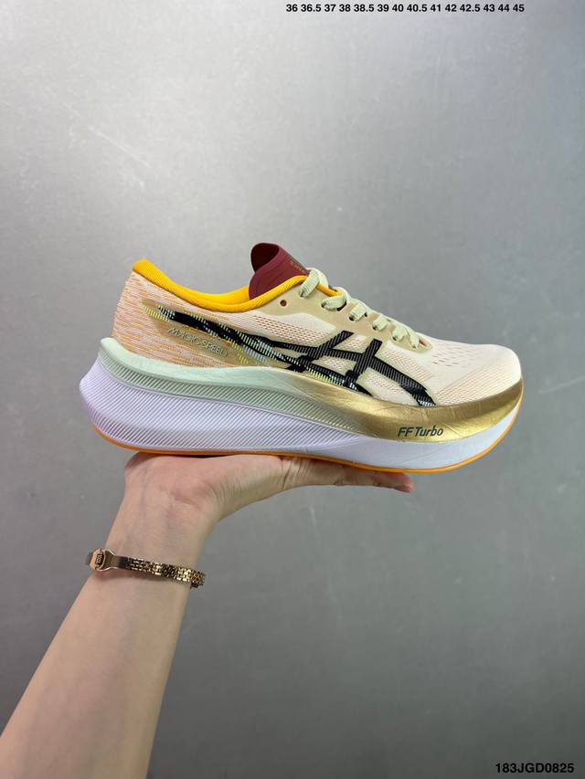 Asics 亚瑟士Magic Speed 4稳定跑鞋鞋面 采用双层提花网面设计 提高包裹性和透气性 后跟搭载稳定系统科技T-Gel提升整体支撑力和结构感 减少对