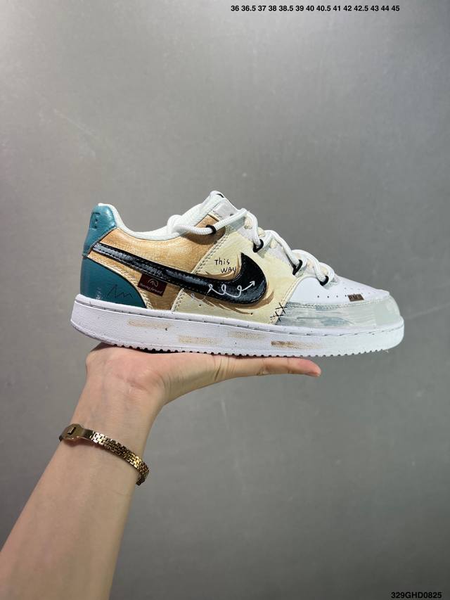 公司级Nike Court Vision 1 Low“幻影十字架” 手绘涂鸦定制板鞋 幻影十字架常作为一种印花图案出现，具有独特的视觉效果。将幻影十字架与梵文、