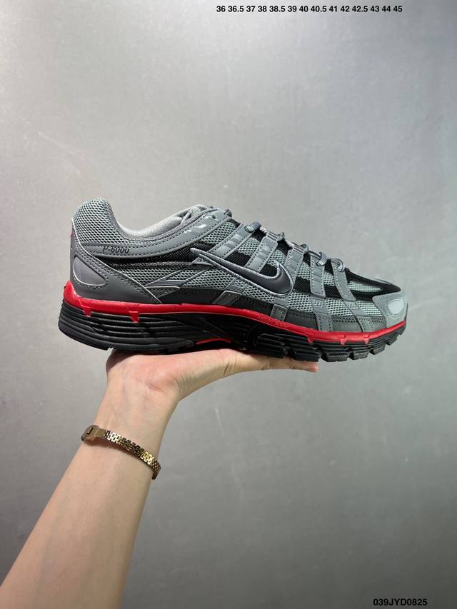 公司级耐克Nike P-6000 女子跑鞋内外侧都用了红色的钩子，采用透气材料，搭配匠心覆面，再现千禧年代的跑鞋风格，塑就大气外观。鞋款秉承 Nike Pega