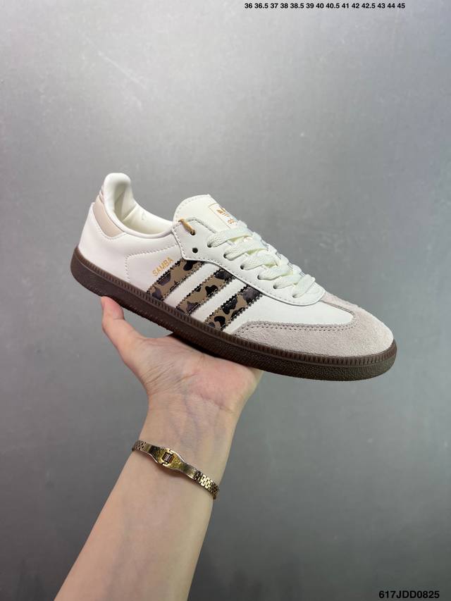 Adidas Original Samba Og 复古经典轻便板鞋 这款桑巴鞋展示了高质量的工艺 带有装饰的超锁缝制和无缝的手感 柔软、柔软的皮革造型和标志性的