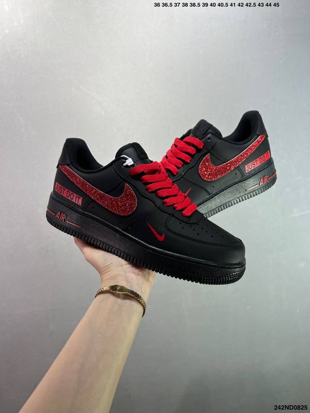 特价Nike Air Force1 全新配色 #原楦头原纸板 打造纯正空军版型 #专注外贸渠道 全掌内置蜂窝气垫 #原盒配件 原厂中底钢印、拉帮完美 货号：Fb