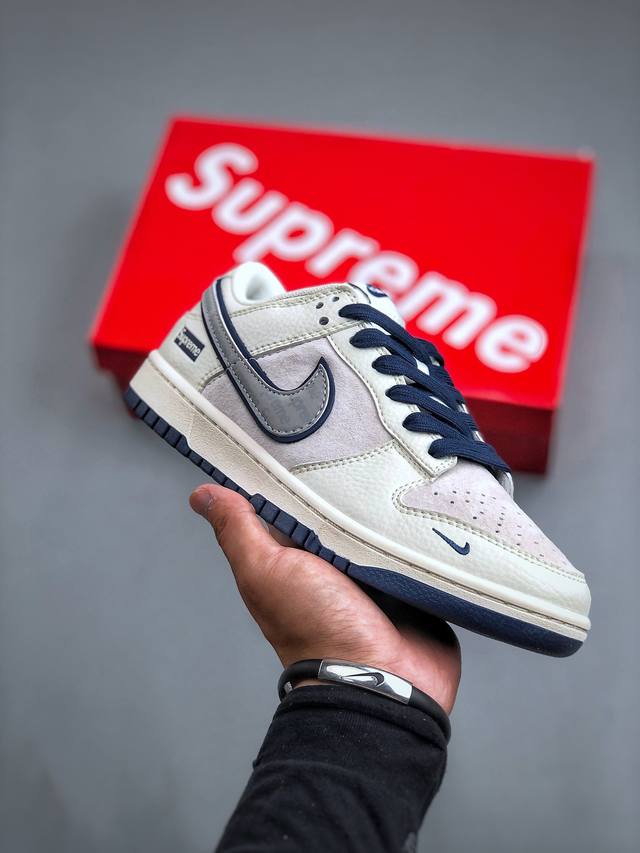 纯原特价 原360 Upreme X Nike Dunk Low 米白蓝猪八此款主张打破传统的工业化流水线设计限制，以Made By Ideas的超级创意为理念