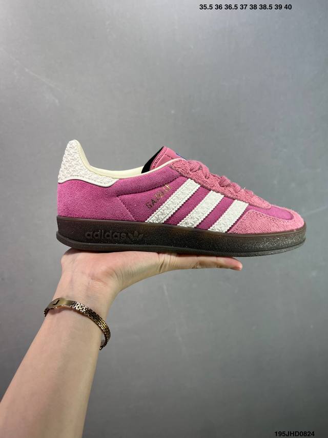 公司级Adidas Originals Gazelle Indoor 三叶草休闲防滑耐磨低帮板鞋 鞋头出色设计 塑就出众贴合感 稳固的后跟贴合足部曲线设计 软弹