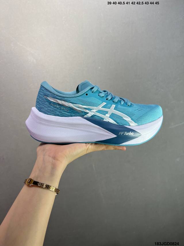 Asics 亚瑟士Magic Speed 4稳定跑鞋鞋面 采用双层提花网面设计 提高包裹性和透气性 后跟搭载稳定系统科技T-Gel提升整体支撑力和结构感 减少对