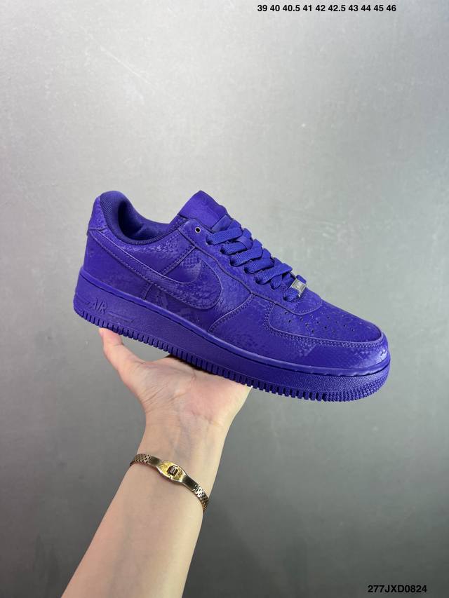 公司级Nike Air Force 1 Low Kobe Forever White 鞋身带有与科比相关的细节设计，比如在鞋舌、鞋后跟等位置，印有科比的背号 8