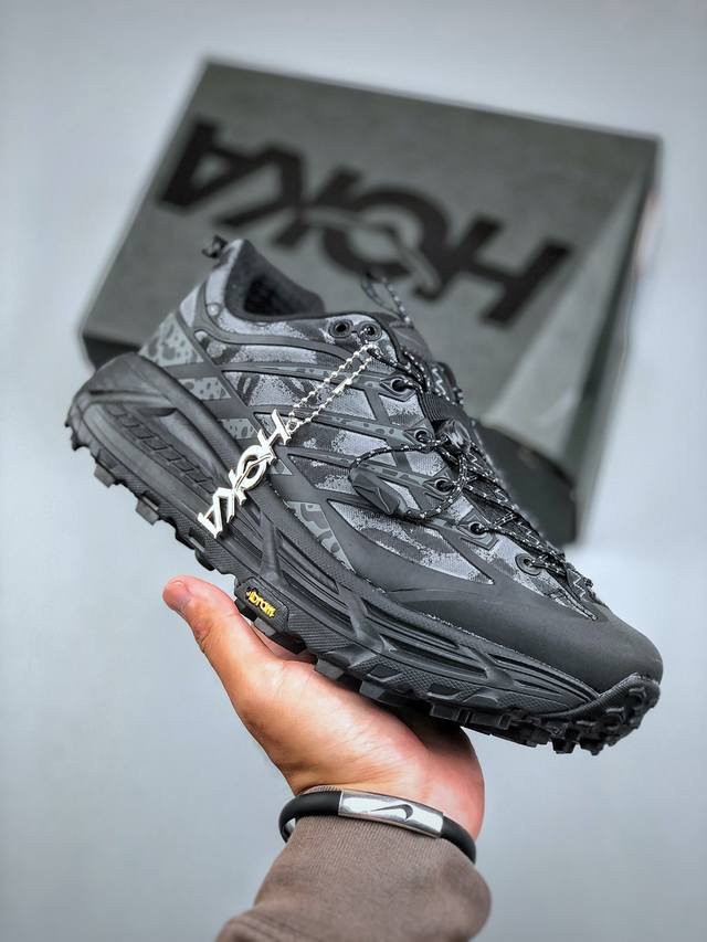 Hoka One One U Mafate Three 2 玛法特2代 鞋面采用超轻的无缝架构，轻薄的Tpu贴在透气的鞋面材料上，减轻重量同时也保证了支撑性。鞋