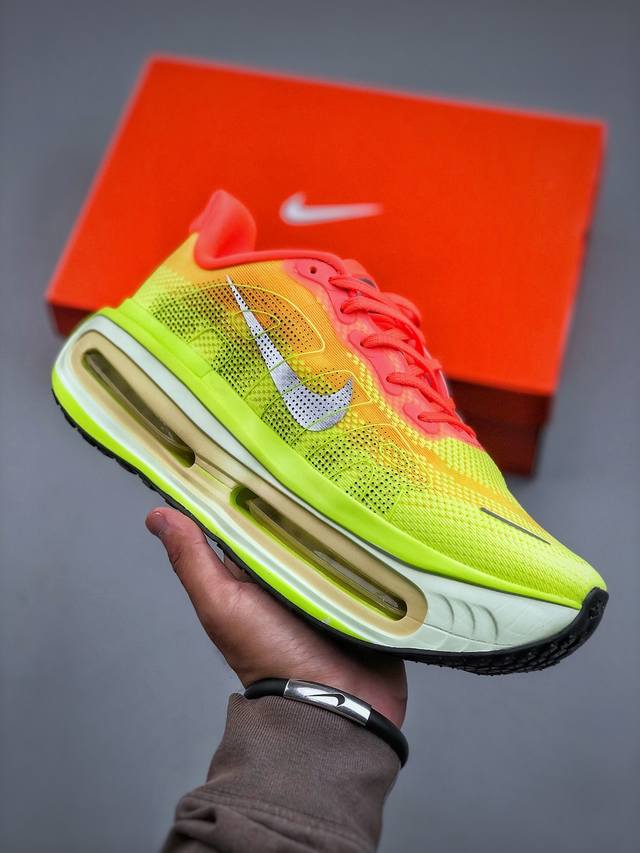 J版 Nike Zoom Premium 耐克 飞马 舒适减震防滑 低帮跑步鞋全掌Reactx泡绵中底 前掌和后跟还配备了Air Zoom气垫单元 据说跑起来更