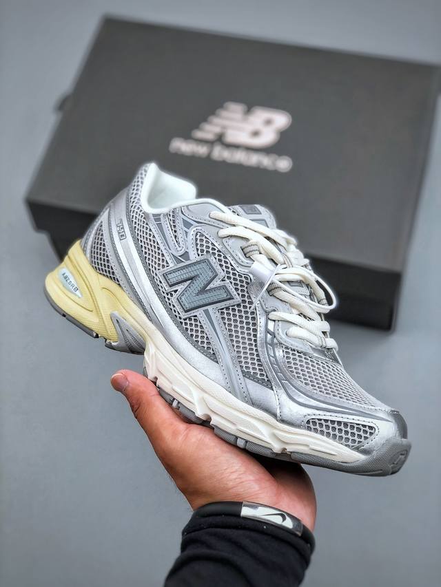 New Balance Mr740 Nb新百伦系列复古老爹风休闲运动慢跑鞋。采用轻质牛剖革拼接透气网眼衬垫织物鞋面材质 T-Beam大底提供足步弓支撑 保持步态