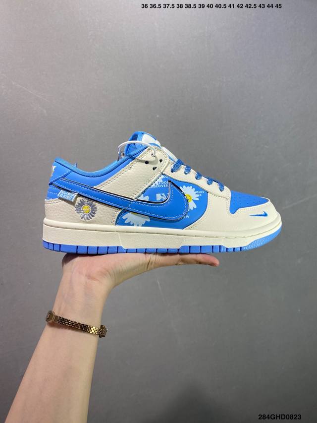 公司级Nike Dunk Sb Low 全新配色 定制Dunk Sb顾名思义，具有经典的Dunk血缘，又注入了更多的时尚元素。相较于普通的Dunk滑板鞋，改良版