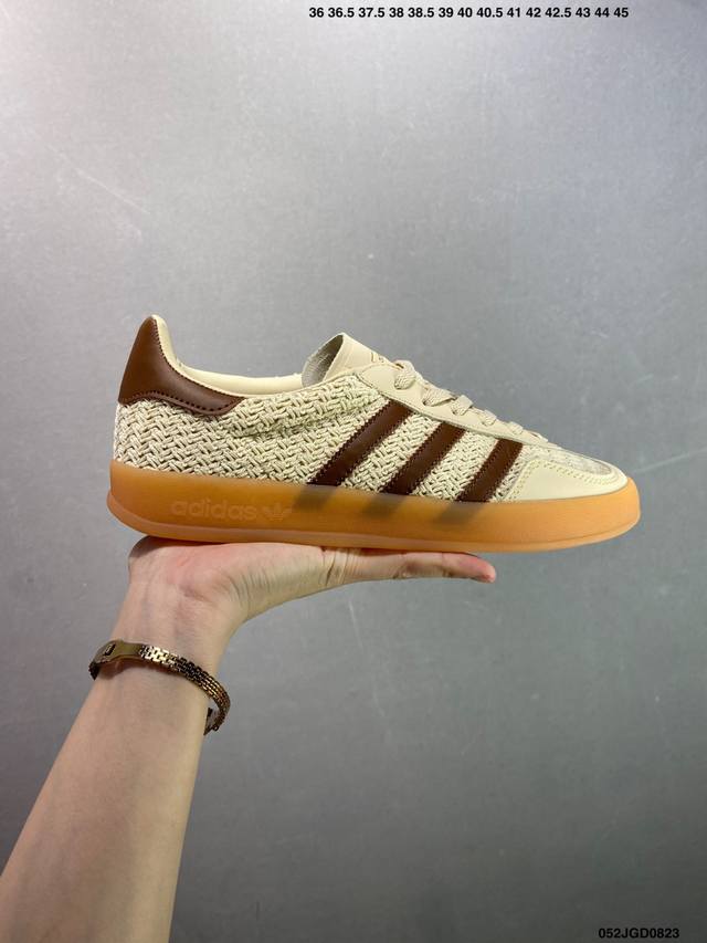 公司级Adidas Originals Gazelle Indoor 三叶草休闲防滑耐磨低帮板鞋 鞋头出色设计 塑就出众贴合感 稳固的后跟贴合足部曲线设计 软弹