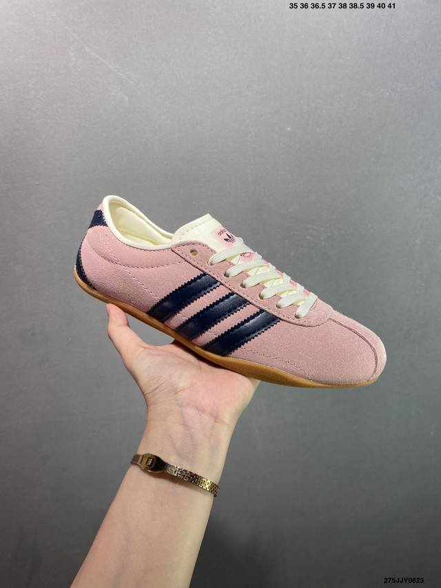 Adidas Tokyo W三叶草休闲防滑耐磨低帮板鞋 鞋头出色设计 塑就出众贴合感 稳固的后跟贴合足部曲线设计 软弹舒适 不易磨脚 橡胶鞋底配合防滑纹路设计