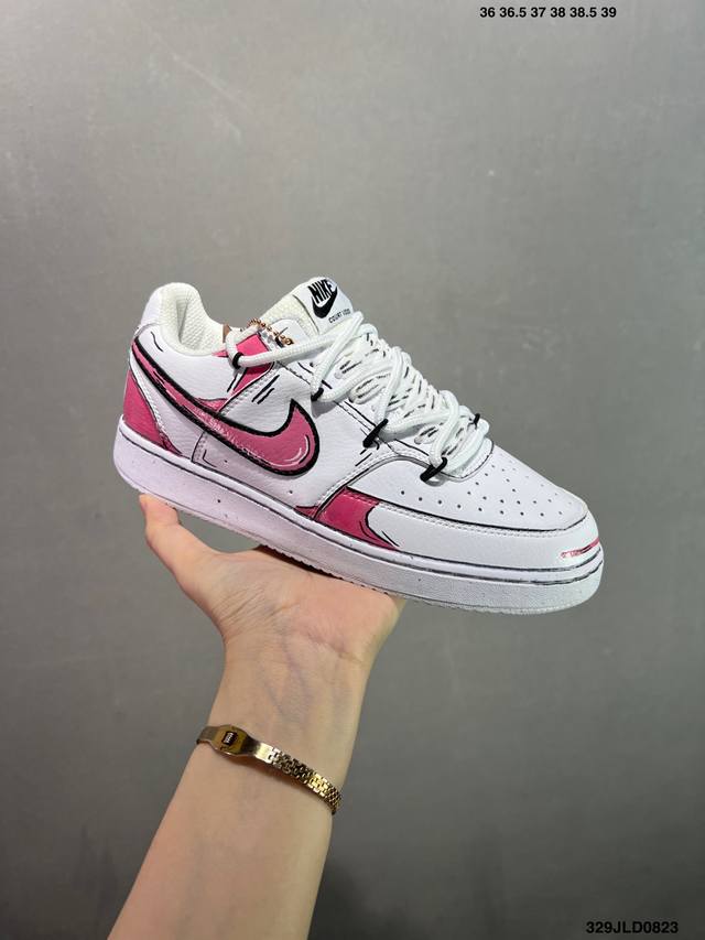 公司级Nike Court Vision 1 Low“幻影十字架” 手绘涂鸦定制板鞋 幻影十字架常作为一种印花图案出现，具有独特的视觉效果。将幻影十字架与梵文、