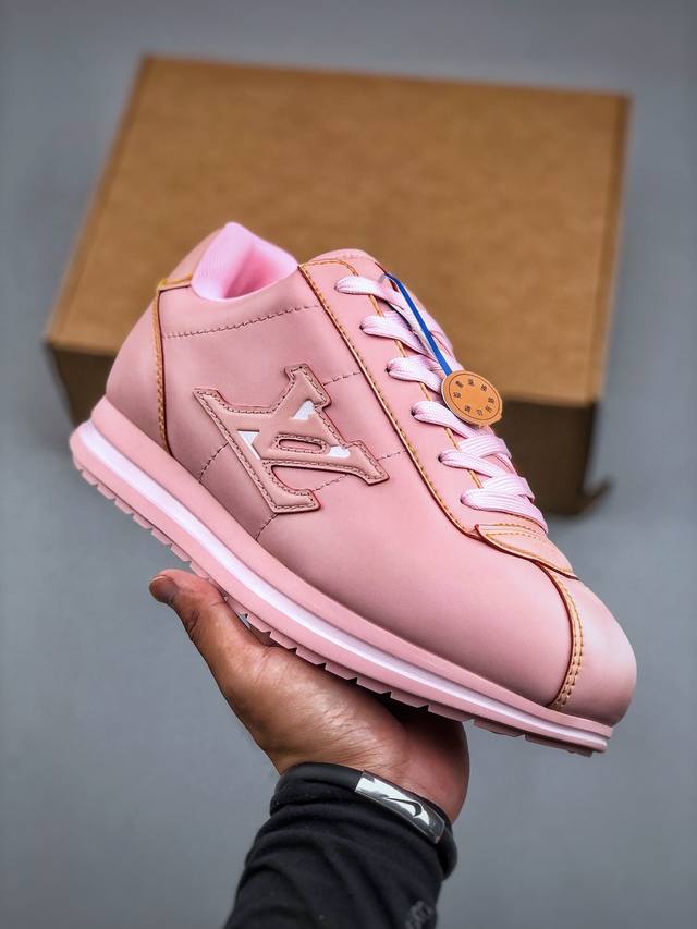 当季新款 Lv Buttersoft 运动鞋 本款 Lv Buttersoft 运动鞋出自路易威登男装创意总监 Pharrell Williams 之手，致敬运
