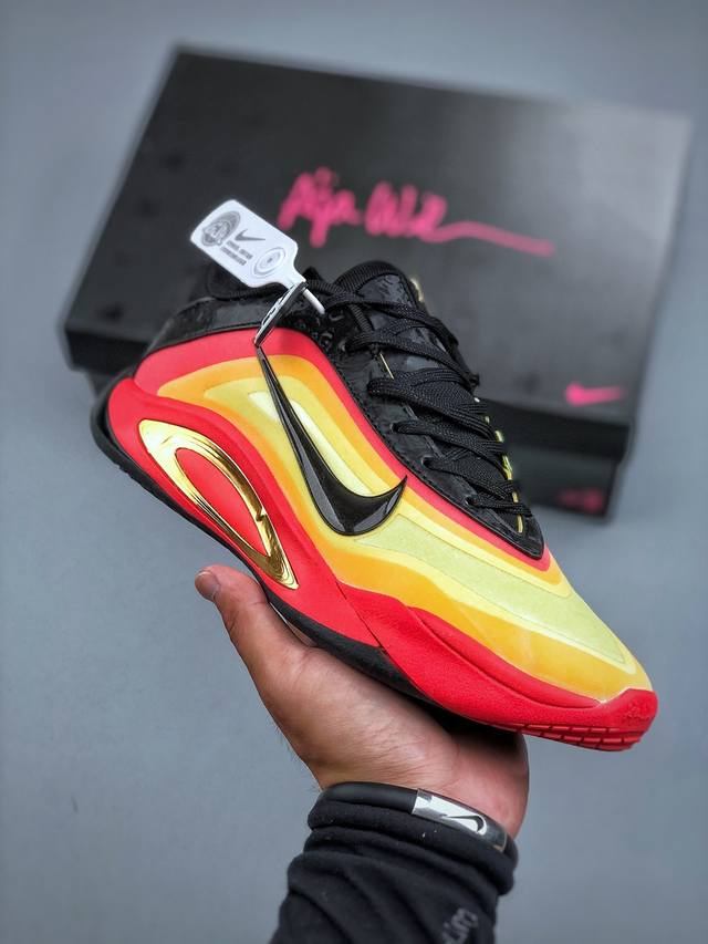 Nike A'one 威尔逊 舒适百搭防滑耐磨低帮篮球鞋 鞋款的主人正是当今 Wnba 现役第一人阿贾 威尔逊。鞋款被命名为 Nike A’One，结合了代目和