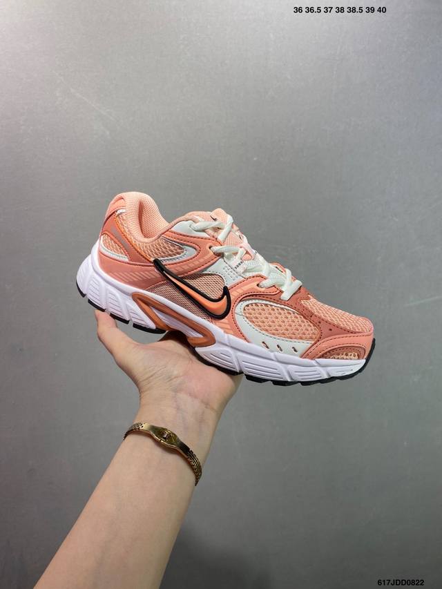 Nk V5 Rnr 舒适百搭防滑耐磨低帮跑步鞋 舒适有型适合日常穿着 该鞋款延续千禧年经典设计搭载泡绵中底 厚实而轻盈匠心细节巧搭立体耐克勾标志焕新演绎复古跑鞋