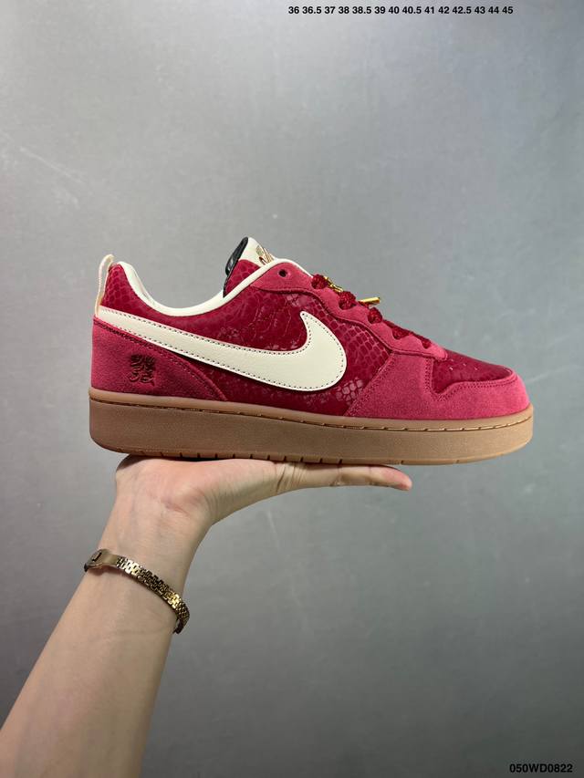 Nike Court Borough Low 2 Fp低帮百搭透气休闲运动板鞋，经典耐用的设计，兼顾舒适脚感和出众风范，演绎匠心之作。结构性的支撑贴合感结合复古