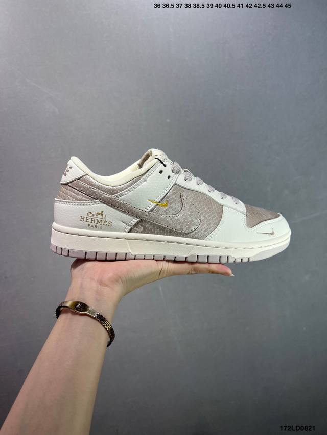 Nike Dunk Sb Low 定制配色 定制Dunk Sb顾名思义，具有经典的Dunk血缘，又注入了更多的时尚元素。相较于普通的Dunk滑板鞋，改良版的Du