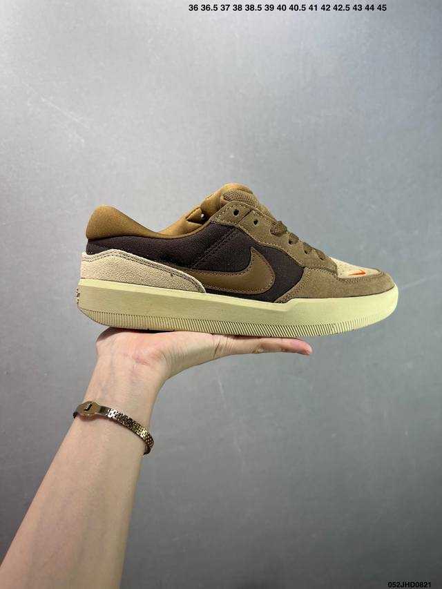 Nike Sb Force 58 百搭单品 是一款将前沿创新带入街头的单品，它具有硫化杯底，具有出色的耐用性和灵活性。使用帆布和绒面革，在饰面上放置通风口，它自