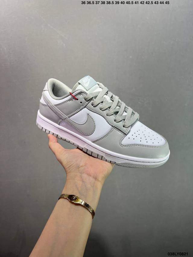 耐克 Nike Dunk Low Retro 运动鞋复古解构绑带板鞋 双鞋带。作为 80 年代经典篮球鞋款，起初专为硬木球场打造，后来成为席卷街头的时尚标杆，现