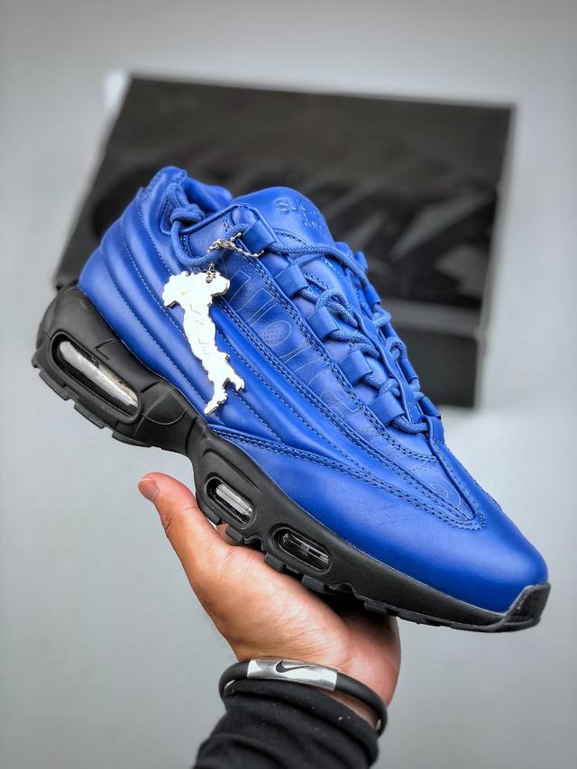 Nike Air Max 95 Lux Supreme 耐克 气垫复古慢跑百搭鞋休闲运动鞋 这双鞋采用前脚掌开窗式气垫 这种设计在当时是前所未有的 鞋带孔的设计