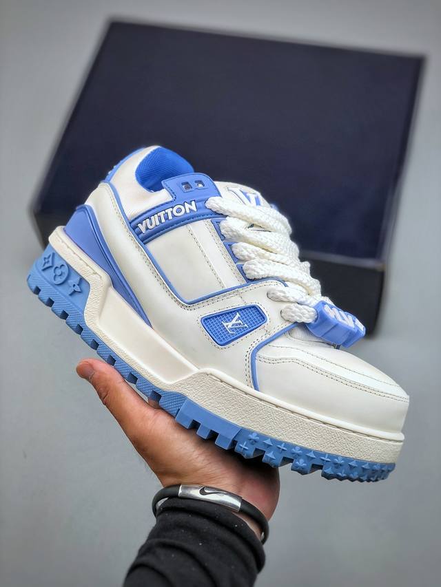 C 全新Lv Trainer Maxi 胖丁系列 原版完美楦型 重点是内里采用了高端记忆棉，穿久不变形，且增加脚感舒适度。完全区别与市面版本。 质感媲美原版 密